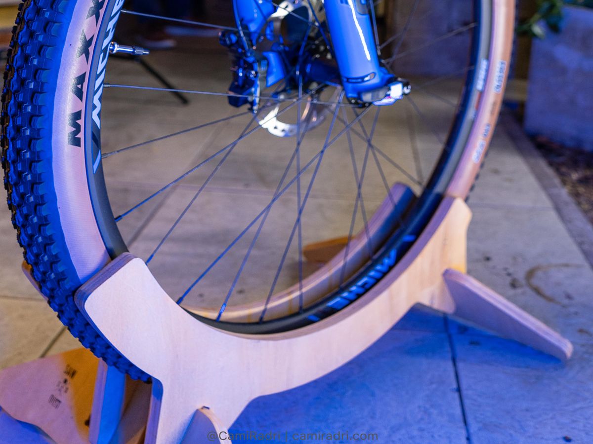 [ELIMINADO] Soporte Pie Exhibidor De Madera Guatambú Para Bicicletas