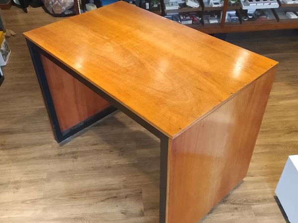 Mesa Exhibidora De Madera Con Rueditas 115x70x86 (hay Dos Unidades)