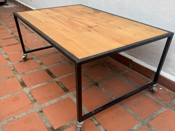 Mesa Exhibidora De Madera Y Hierro Con Rueditas 100x65x50