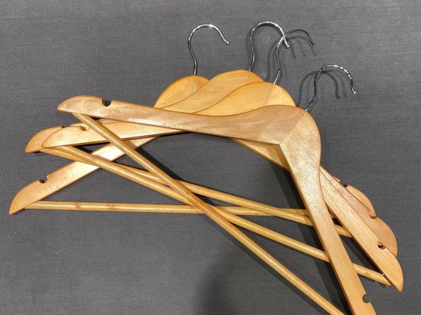 Perchas De Madera Con Gancho Metálico Y Barra Inferior (se Venden Por Unidad)