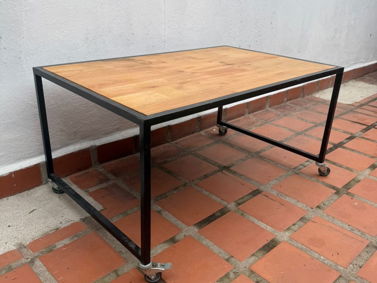 Mesa Exhibidora De Madera Y Hierro Con Rueditas 100x65x50