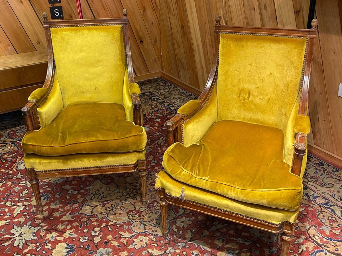 Juego De Sillones De Madera Tallada Tapizados En Pana