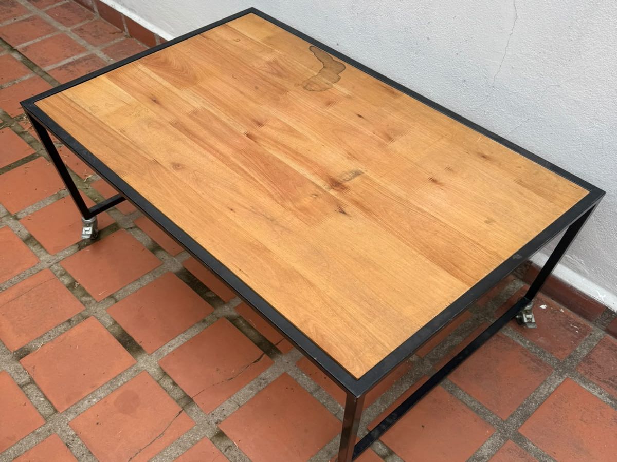 Mesa Exhibidora De Madera Y Hierro Con Rueditas 100x65x50