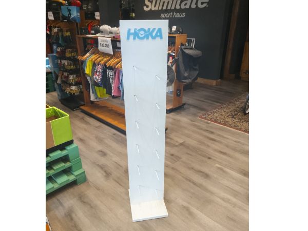 Exhibidor Vertical De Pie Metalico Para Local Hoka 150x30x40