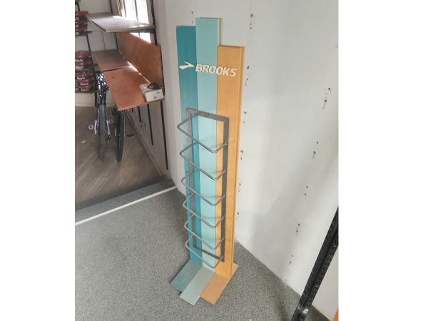 Exhibidor Vertical De Pie Para Zapatillas Brooks Madera Metal 150x30x40