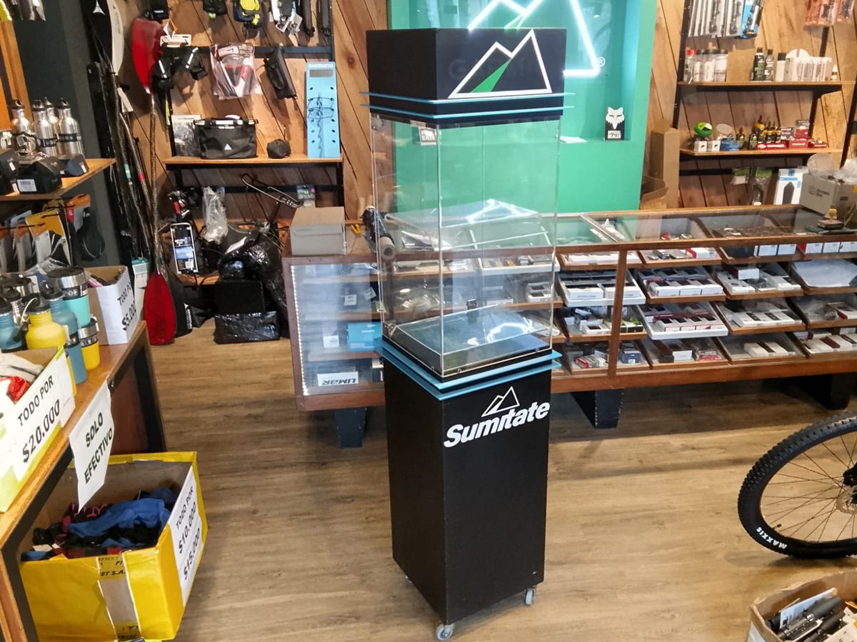 Exhibidor Vitrina De Pie Comercial Con Acrílico Y Ruedas 170x35x35