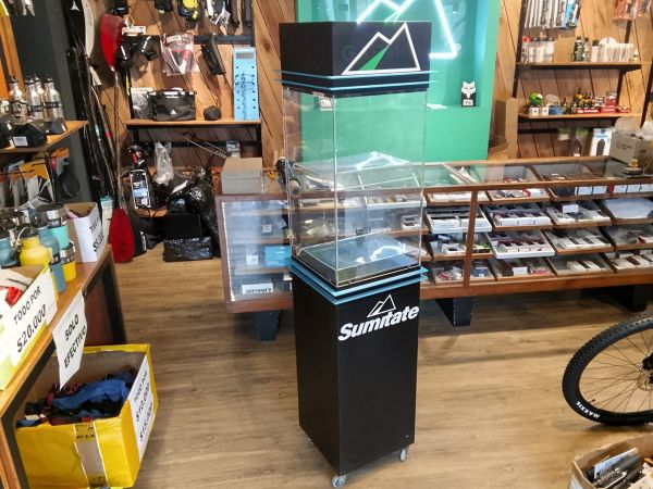 Exhibidor Vitrina De Pie Comercial Con Acrílico Y Ruedas 170x35x35