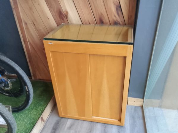 Mueble Mostrador Exhibidor De Madera Con Tapa De Vidrio 48x77x100
