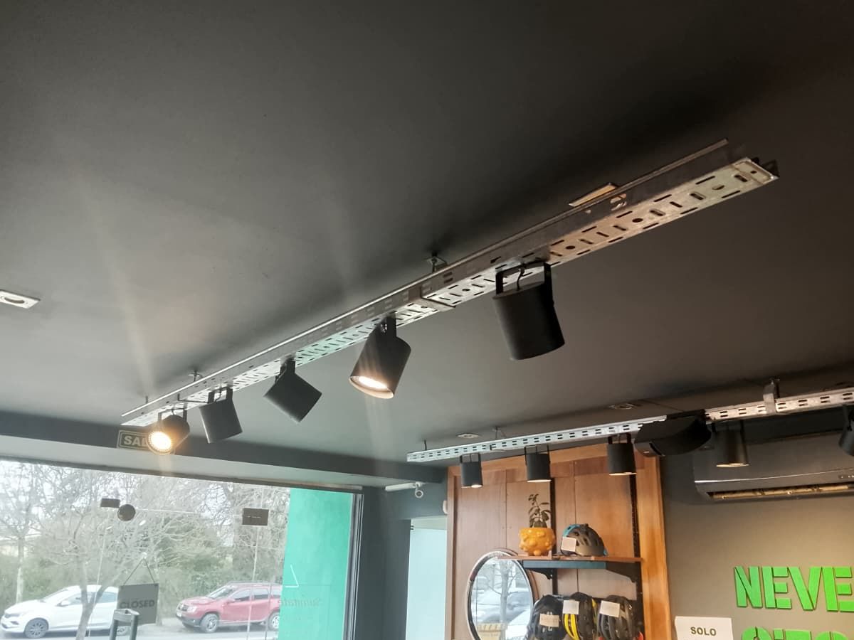 Riel Bandeja De Luces Exhibidoras Led 3mts X 12cm