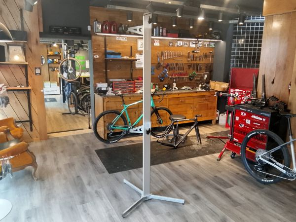 Soporte Pie Para Colgar 2 Bicicletas Vertical Organizador 2.20mts