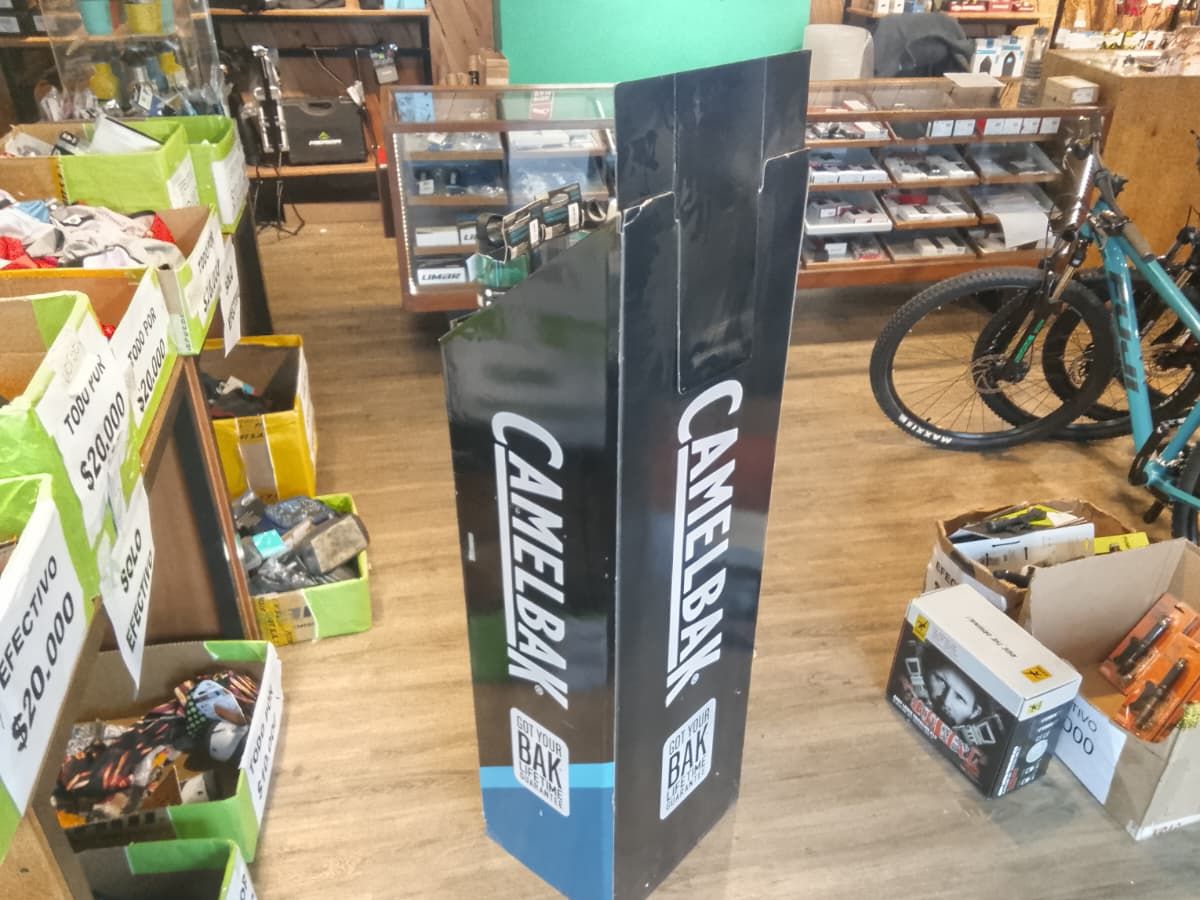 Exhibidor De Pie Cartón Camelbak Botellas Para Local 150x40x35