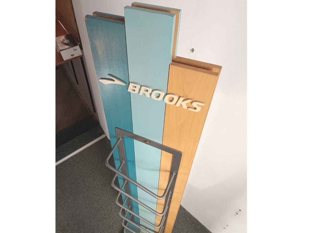 Exhibidor Vertical De Pie Para Zapatillas Brooks Madera Metal 150x30x40