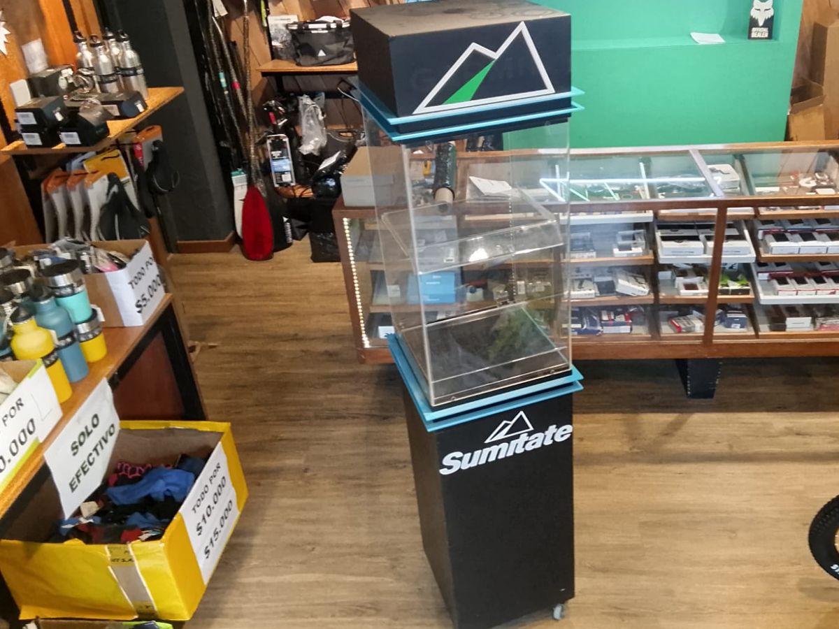 Exhibidor Vitrina De Pie Comercial Con Acrílico Y Ruedas 170x35x35