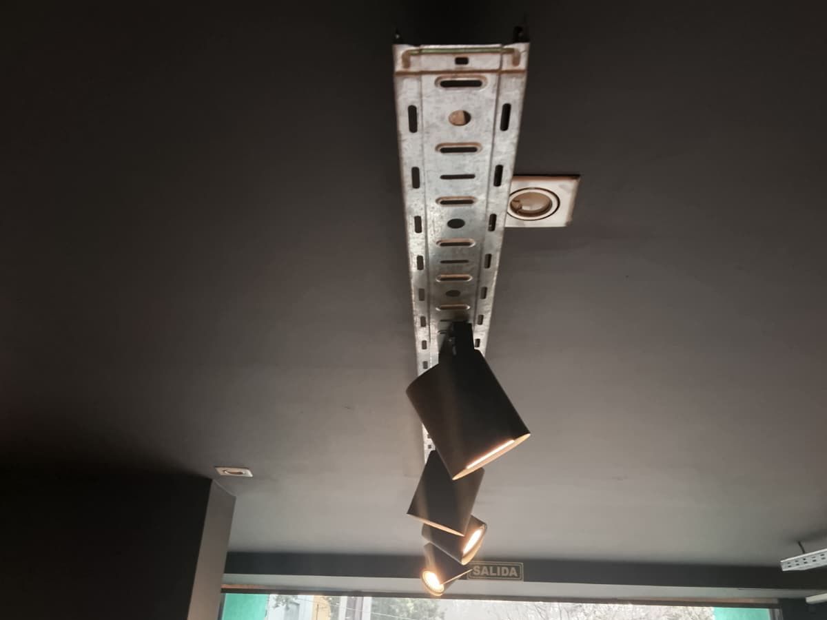 Riel Bandeja De Luces Exhibidoras Led 3mts X 12cm
