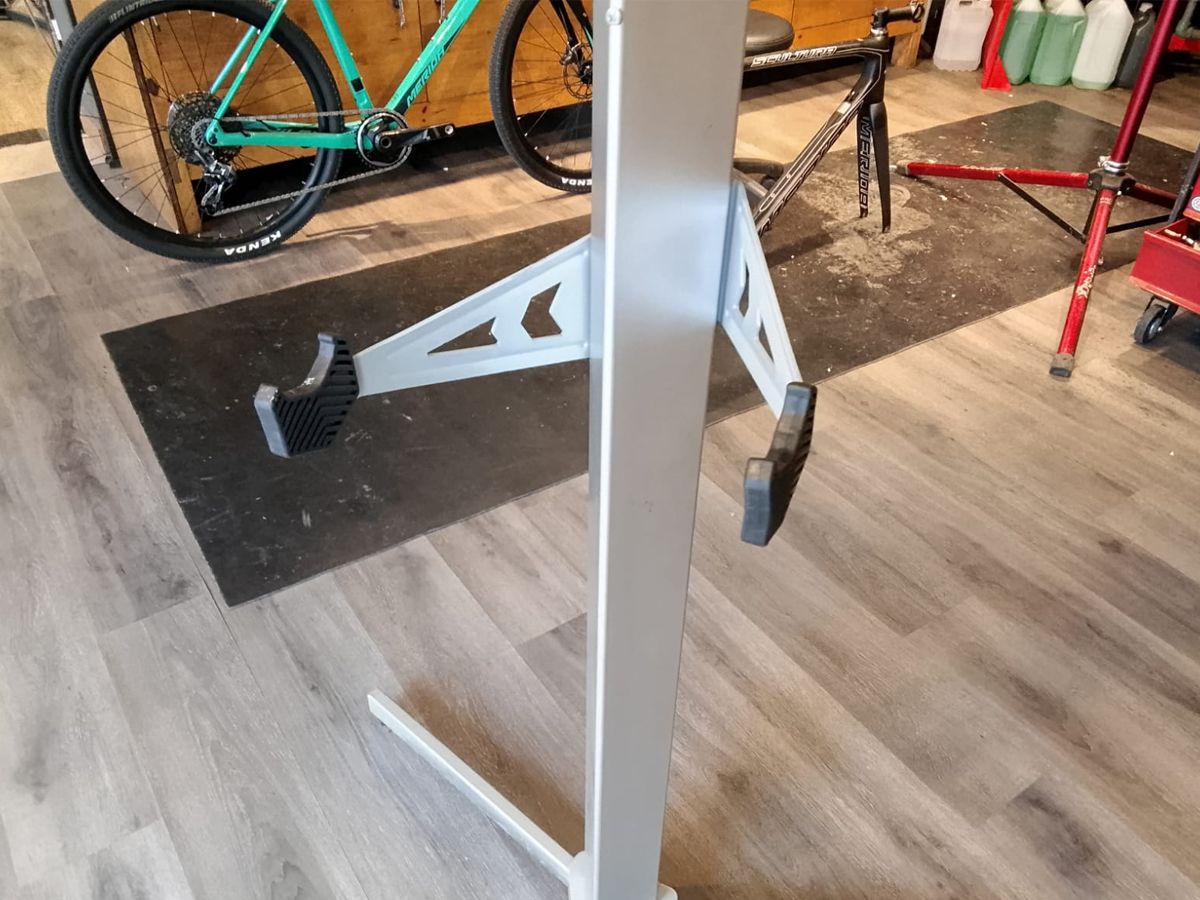 Soporte Pie Para Colgar 2 Bicicletas Vertical Organizador 2.20mts