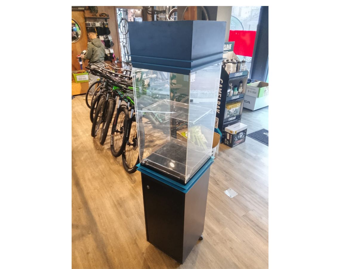 Exhibidor Vitrina De Pie Comercial Con Acrílico Y Ruedas 170x35x35