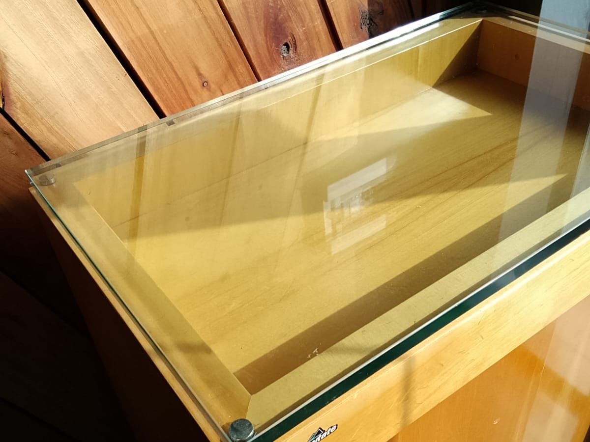 Mueble Mostrador Exhibidor De Madera Con Tapa De Vidrio 48x77x100