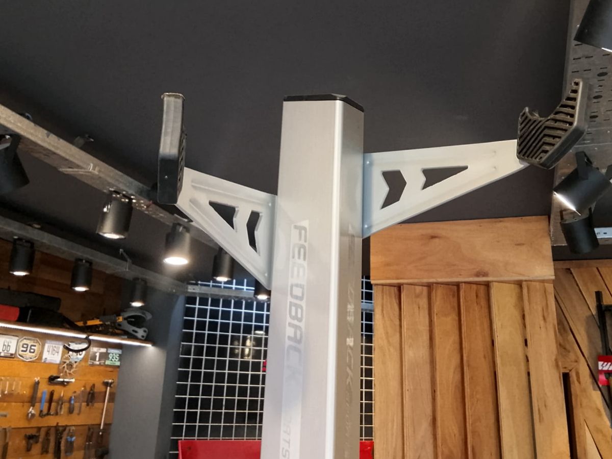 Soporte Pie Para Colgar 2 Bicicletas Vertical Organizador 2.20mts
