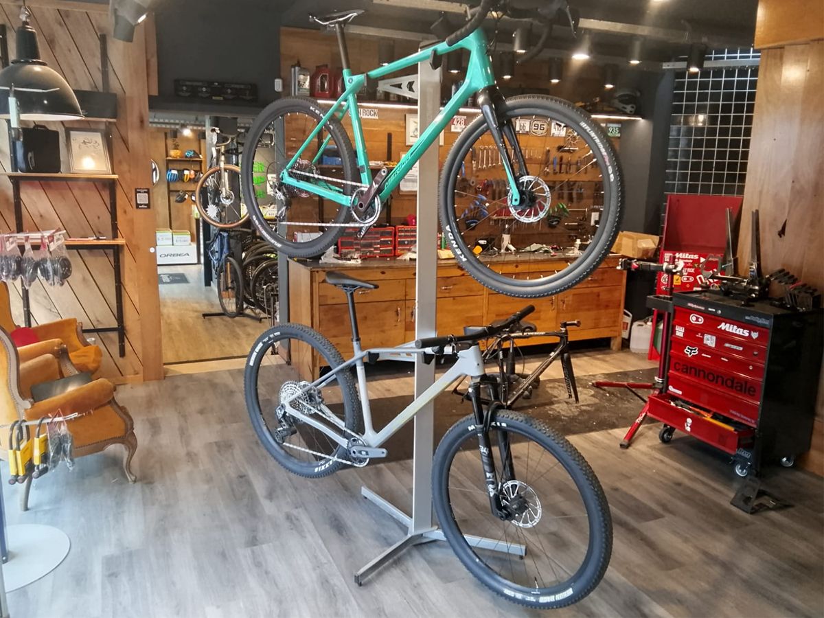 Soporte Pie Para Colgar 2 Bicicletas Vertical Organizador 2.20mts