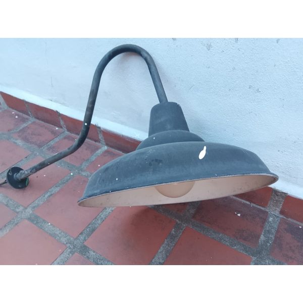 Farol Aplique Galponero De Pared Exterior Brazo Curvo 50cm De Diámetro